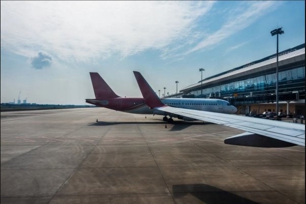 Incident grav pe Aeroportul din Cluj. Bebeluș de 8 luni, rănit după ce mama lui a alunecat pe pista murdară cu ulei