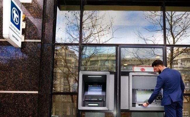 Mai dispare o bancă din România! Peste o mie de angajați în pericol de concediere