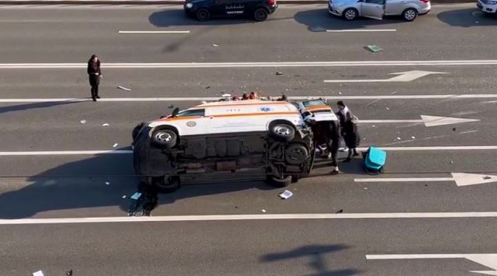O ambulanță care transporta un pacient s-a răsturnat în mijlocul intersecției, după ce a fost lovită în plin de o mașină! Video
