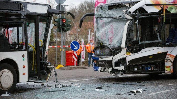 30 de persoane au fost rănite după ce două autobuze s-au ciocnit frontal în Germania