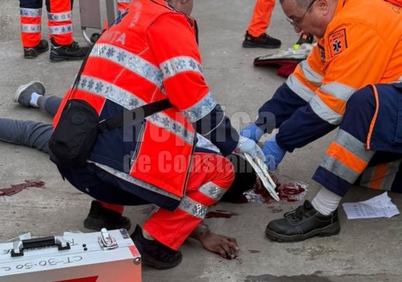 Recepționera unui hotel din Constanța, ruptă în bătaie de un client! Agresorul s-a aruncat apoi de la etaj. Video
