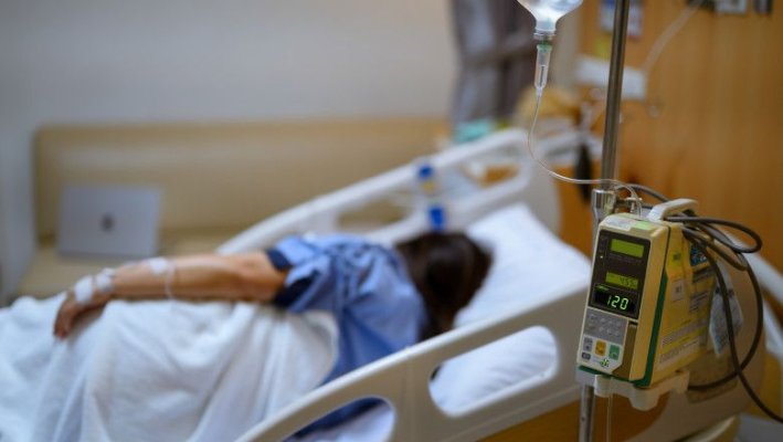 Furt „la pont”! O pacientă a fost jefuită de bani, bijuterii și acte într-un spital de top