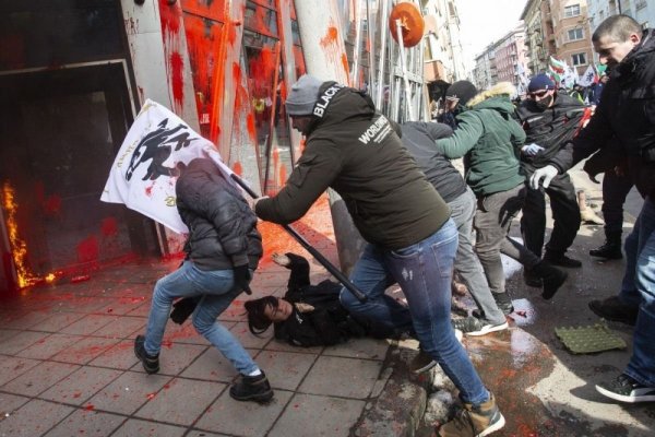 Biroul UE din Bulgaria, atacat cu cocteil Molotov de manifestanţi care se opun aderării la euro. Video