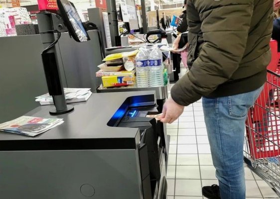 Angajata unui hypermarket a ajutat un client să fure produse în valoare de peste 10.000 de lei