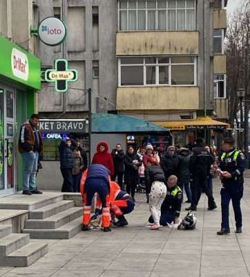 Copil de cinci ani căzut de la etaj: a fost găsit conştient, dar cu traumatisme la cap şi la un picior