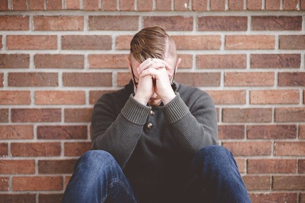  Sinuciderile reprezintă un deces din 100 la nivel mondial, avertizează OMS. Tinerii sunt printre cei mai vulnerabili