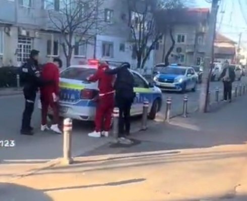 Scandal între minori, din cauza unei fete, în zona Marvimex. Video