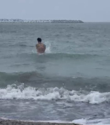Ce a vrut să demonstreze interlopul Gabi Liutic de a făcut baie în mare, în miezul iernii?! Video