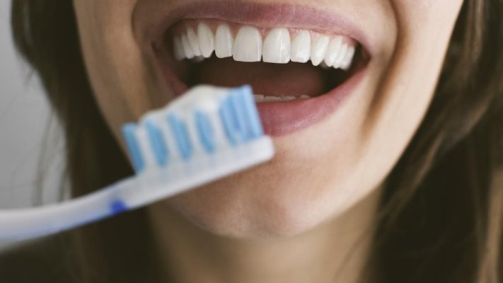 Greșeala pe care probabil o faci când te speli pe dinți: Trebuie sau nu să clătim gura după periaj?