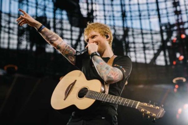 Ed Sheeran spune că avea permisiunea de a cânta pe stradă înainte ca Poliția să îi oprească recitalul