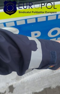 Polițiștii sunt nemulțumiți de uniforma de iarnă; după câteva spălări, materialul se deteriorează