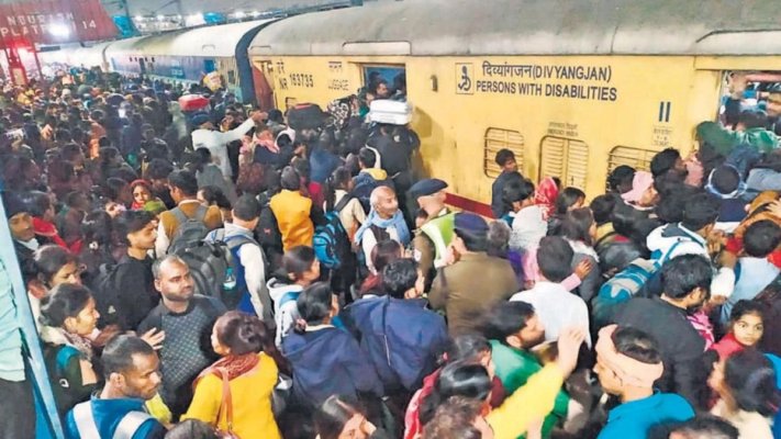 Scene dramatice în New Delhi: Aglomerația din principala gară indiană s-a transformat într-o capcană mortală. Video