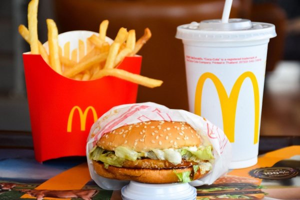 Băuturi cu fecale la McDonald's.  ANPC a descoperit gheață contaminată 
