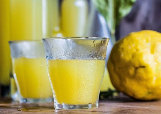 Un barman a fost arestat după ce doi turişti pe care i-a servit cu limoncello contrafăcut au murit 