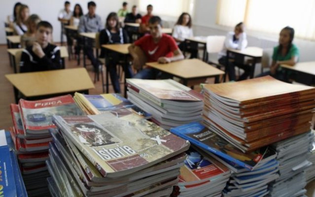 Elevii învață informații învechite din manuale. În cel de Istorie, România încă nu e în UE