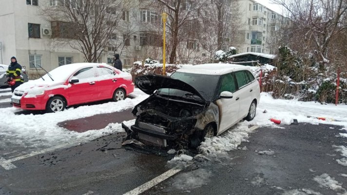 Mașină distrusă de un incendiu, pe strada Liliacului: altă mașină a fost avariată. Video