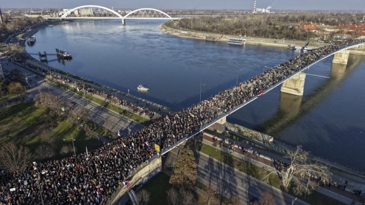 Studenții sârbi, protest masiv. Au blocat podurile peste Dunăre la Novi Sad