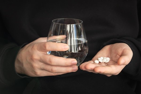 Suplimentul alimentar banal care nu trebuie luat niciodată de cei care consumă alcool