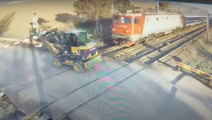 Scene șocante pe calea ferată! Un tren care trebuia să ajungă la Constanța spulberă un excavator. Video