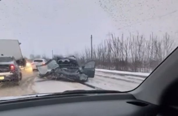 Accident între un TIR și un autoturism: 2 persoane au murit