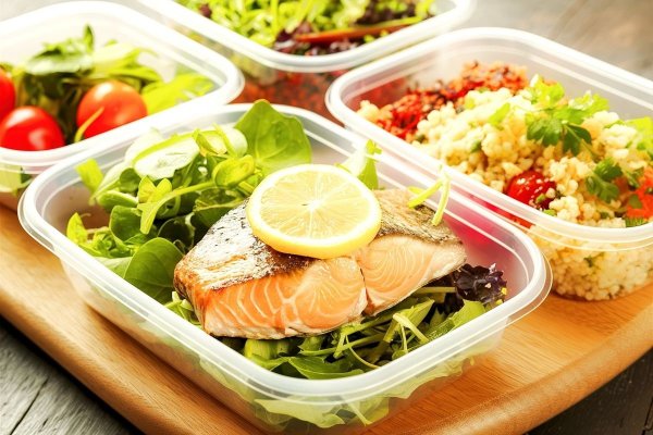 Cercetătorii din China au descoperit la ce boală se expun oamenii care mănâncă din recipiente de plastic