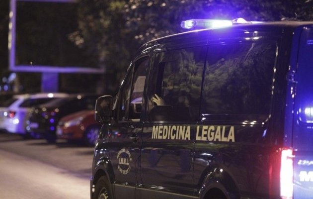 Crimă șocantă: Bărbat îngropat sub o stivă de lemne și incendiat. Victima nu a putut fi identificată