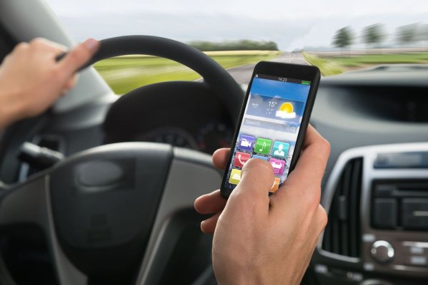 Ce pătești dacă te prinde Poliția cu mobilul în mână în timp ce conduci