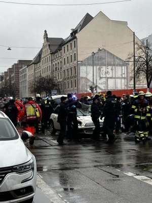 Alertă de securitate la Munchen: o maşină a intrat într-un grup de oameni. Video