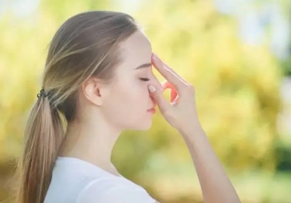 Ai tot timpul nasul înfundat? Iată ce afecțiune gravă poate provoca