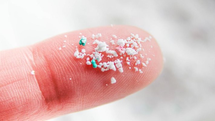 Pericol invizibil în aer: Microplasticele pot provoca inflamaţii şi leziuni pulmonare