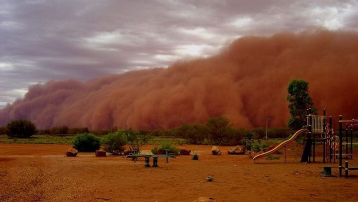 Peisaj apocaliptic în Australia: Imagini cu norii de praf portocalii asemănați cu scenele din filmele cu Indiana Jones