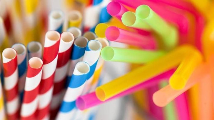 Președintele SUA anunță că va semna un decret împotriva paielor de băut din hârtie
