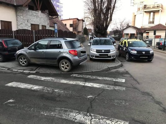 Amenzi uriașe pentru cei care parchează pe trotuar