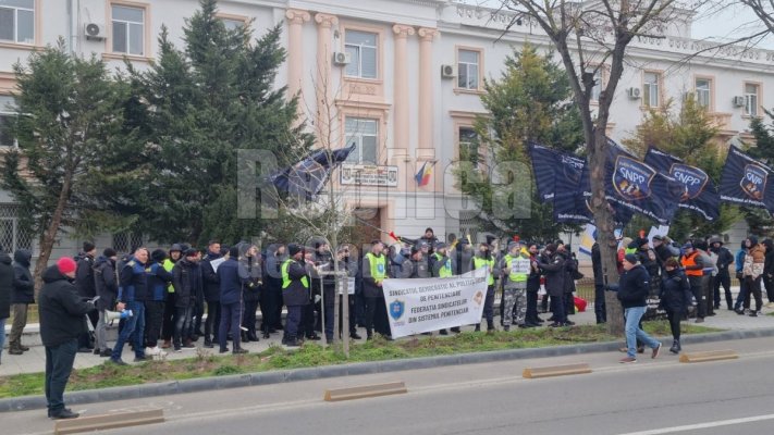Polițiștii constănțeni protestează împotriva Ordonanței Austerității, în fața sediului IPJ Constanța