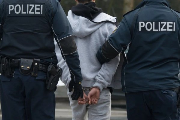 Un elev român de 16 ani, ridicat direct din școală de trupele germane de elită. De ce este acuzat