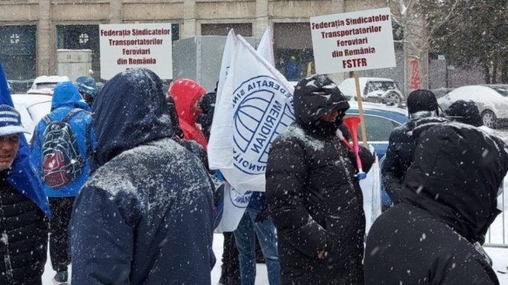 Sindicaliştii feroviari protestează în faţa Ministerului Transporturilor. Care sunt nemulțumirile acestora