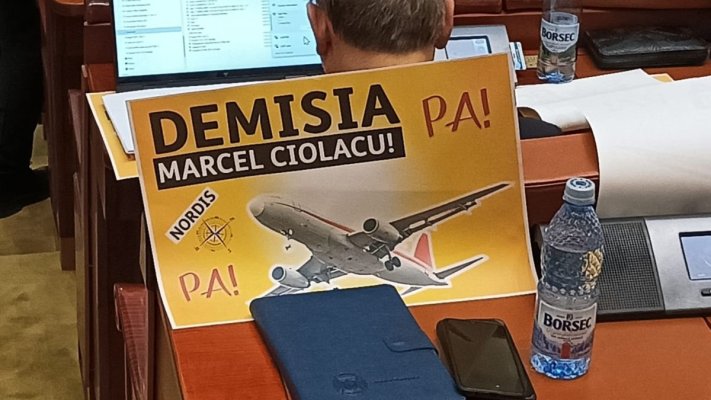 Protest AUR la Parlament: Marcel Ciolacu a fost încercuit cu pancarte și i se cere demisia