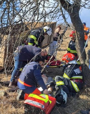 Doi bărbaţi, la spital după ce remorca unui tractor folosit la munci agricole s-a răsturnat