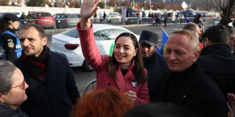 Șefa POT și-a băgat în Parlament sora și iubitul șomer