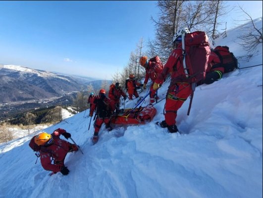 Weekend aglomerat la munte. Zeci de intervenţii ale salvamontiştilor, pe pârtii