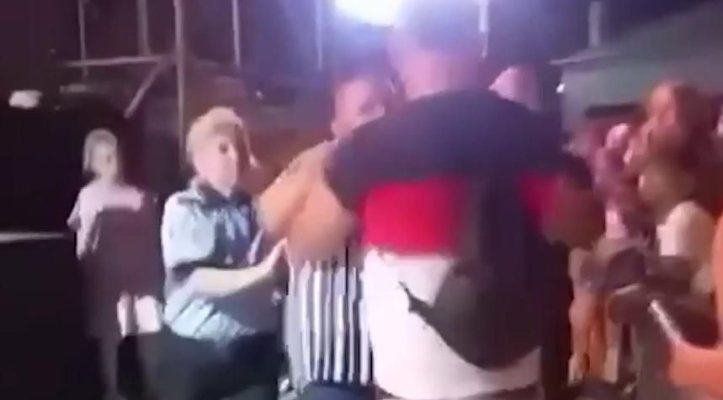 Bărbatul care a agresat doi polițiști locali în timpul unui concert la Cernavodă, condamnat la 4 ani de închisoare! Video