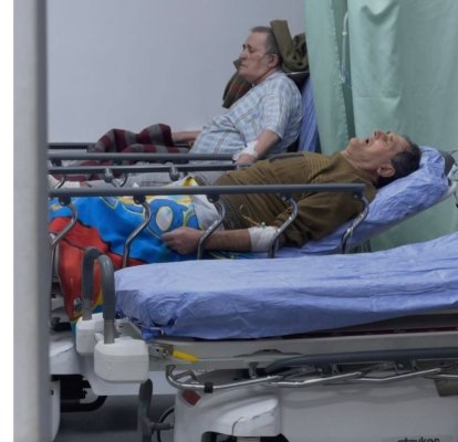 Șocant! Bărbat suspect de AVC, lăsat ore întregi să agonizeze pe holurile spitalului. Video