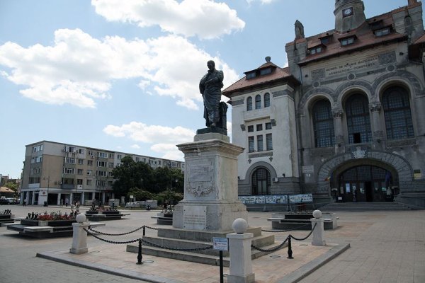 Ridicol! Valoarea Statuii lui Ovidiu, din piața cu același nume, este de doar 27 de lei!