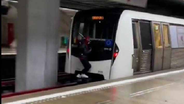 Tânăr filmat în timp ce circulă prins de o garnitură de metrou, după o provocare pe TikTok. Video