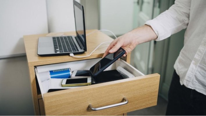 Încă o țară din UE vrea să interzică telefoanele mobile în școli