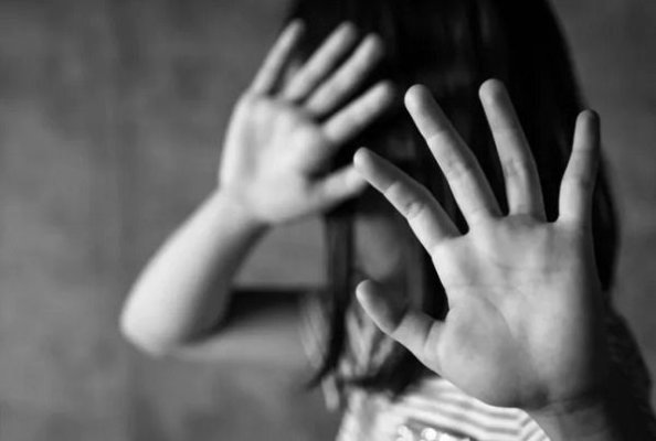 Un fost ofiţer, în vârstă de 68 de ani, e cercetat pentru agresiune sexuală asupra unei fete de 17 ani