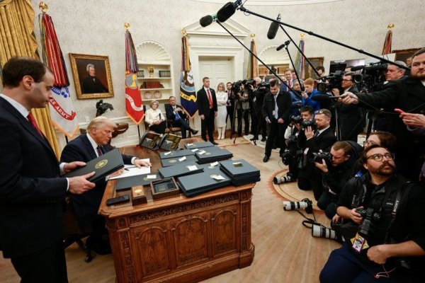 Trump ameninţă că va da în judecată instituţiile media care folosesc 