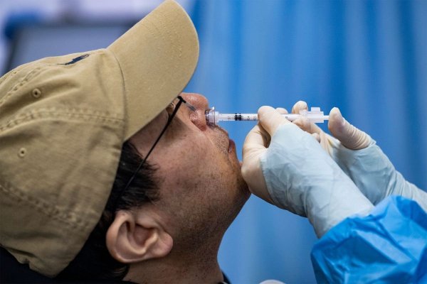 Încep testele la om cu noul vaccin nazal: 80 de oameni participă la prima fază a studiului