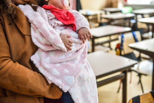 Câte mame... minore din Constanța iau bursă de la stat, ca recompensă că nu au abandonat școala! 