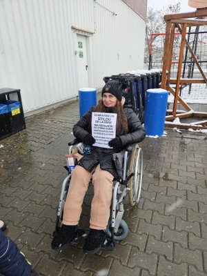 O tânără de 24 de ani din Ucraina, în scaun cu rotile, cere o mână de ajutor oamenilor, la intrare în Decathlon. Video